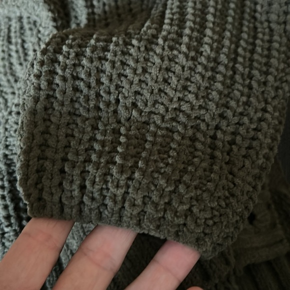NWT Green Knit Sweater ,Cardigan Size M - Picture 10 of 11
